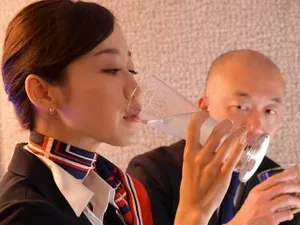 Tôi ngày càng có nhiều kỹ năng hơn trong việc thu hút những người tốt. Tôi đẩy người vợ đã ly hôn lên ghế sofa cho đến khi cô ấy nổi cơn thịnh nộ. Cô ấy chủ động nằm lên trên với làn da mịn màng và liên tục rên rỉ khi tôi bị địt...
